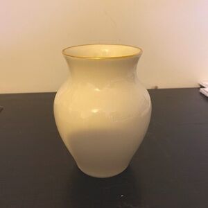 Lenox 5 inch vase. beautiful